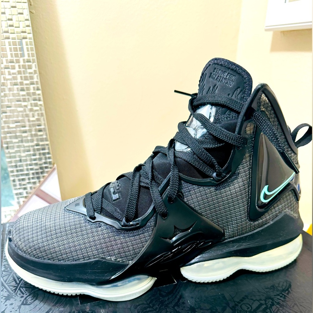 Lebron XIX (19)